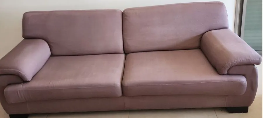 ספה ורודה אחרי ניקוי