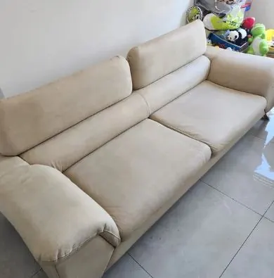 ספה בהירה אחרי ניקוי