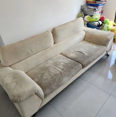 ספה בהירה לפני ניקוי
