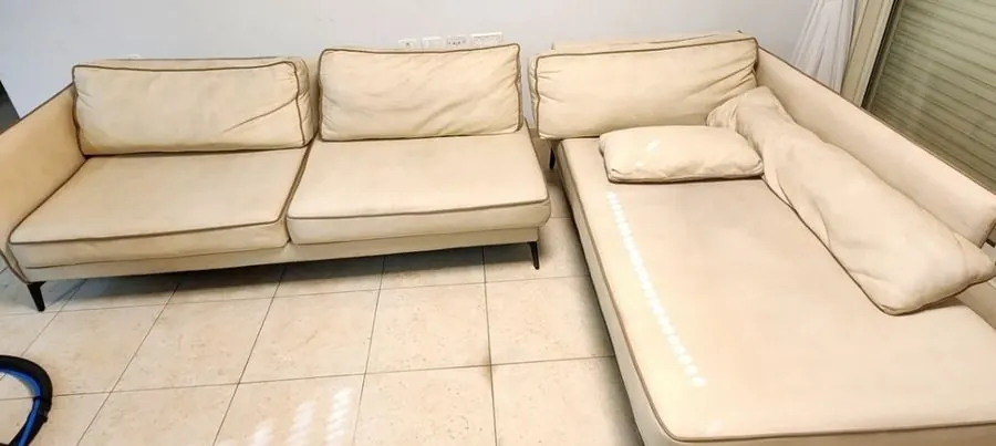ספה פינתית בהירה אחרי ניקוי