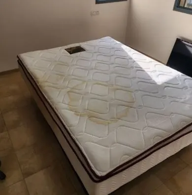 מזרן זוגי עם כתם גדול לפני ניקוי