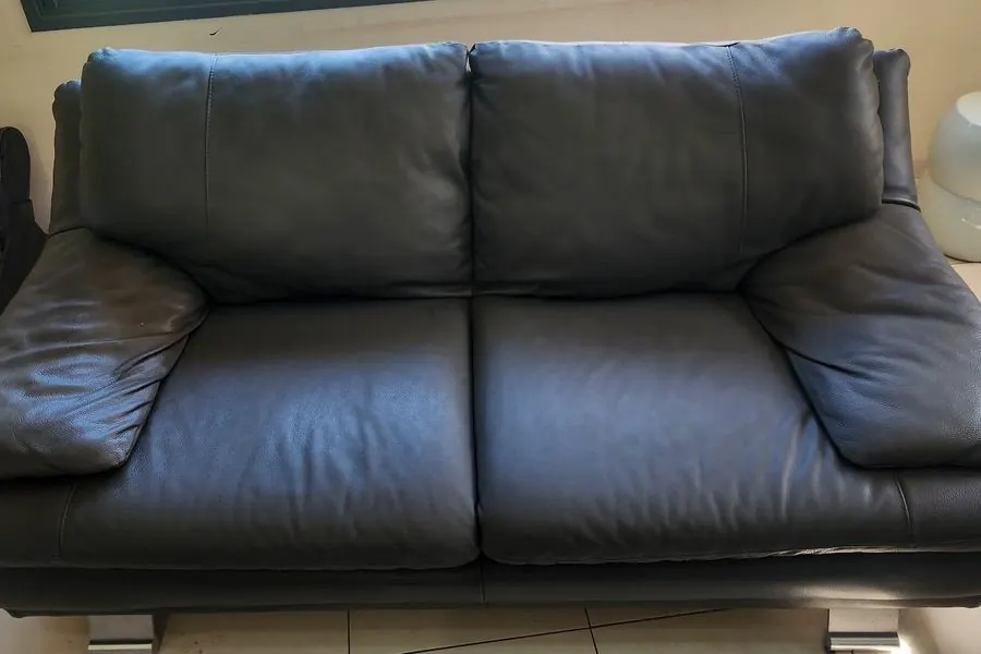 ספת עור כהה אחרי ניקוי והזנה