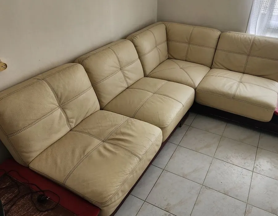 ספת עור בצבע שמנת אחרי ניקוי
