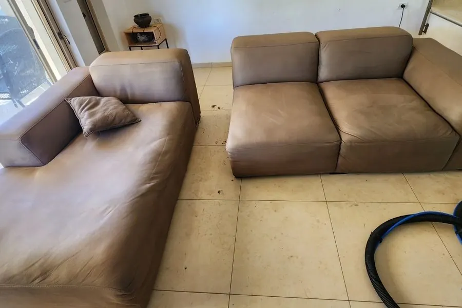 ספה חומה עם שזלונג אחרי ניקוי, מפורקת לייבוש