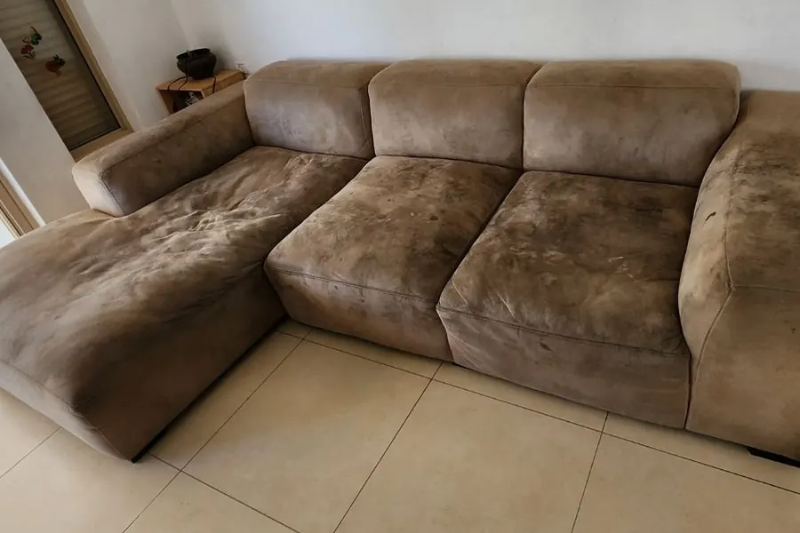 ספה חומה עם שזלונג לפני ניקוי