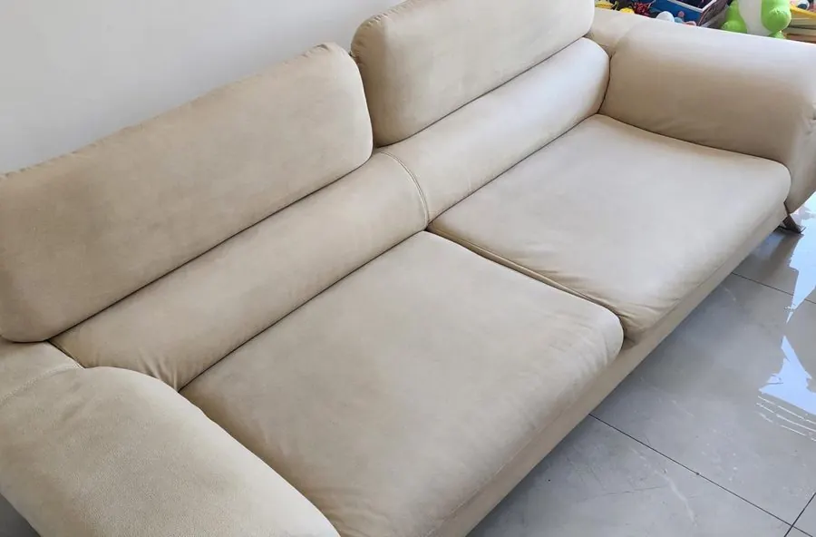 ספה בהירה אחרי ניקוי, מושבים נקיים ואחידים