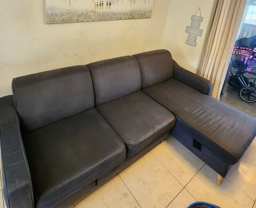 ספת בד אפורה אחרי ניקוי